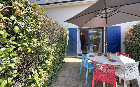 Stango: Arbusto, Mobilia, Mobili Da Esterno, Sedia, Giardino, Shade, Ombrello, Vaso Di Fiori, Tavolo Esterno, Cortile