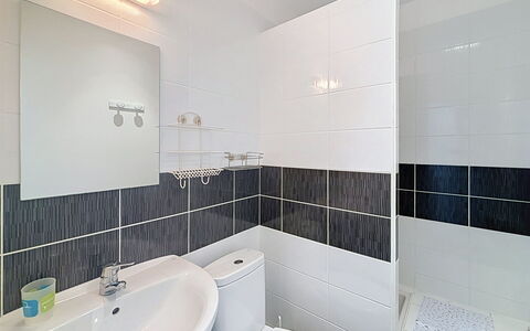 Stango: Idraulico Fixture, Pavimentazione, Bagno, Pavimento, Interior Design, Lavello, Lavandino Del Bagno, Idraulico, Rubinetto, Piastrella