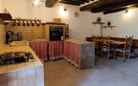 Casale Vepres: Pavimentazione, Parete, Legna, Pavimento, Mobilia, Interior Design, Cucina, Soffitto, Controsoffitto, Camera
