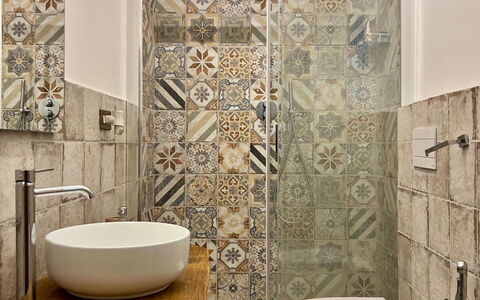 Casale Vepres: Pavimentazione, Bagno, Idraulico Fixture, Interior Design, Toilet Seat, Pavimento, Gabinetto, Piastrella, Lavandino Del Bagno, Lavello