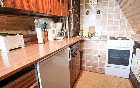 Svahová 1: Legna, Cucina, Controsoffitto, Apparecchio Major, Mobilia, Pavimentazione, Elettrodomestico Da Cucina, Cucina Stufa, Cabinetry, Pavimento