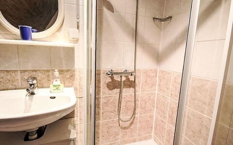 Svahová 1: Bagno, Idraulico Fixture, Lavandino Del Bagno, Pavimento, Pavimentazione, Interior Design, Gabinetto, Lavello, Toilet Seat, Camera