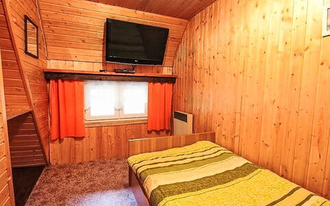 Svahová 1: Legna, Pavimento, Pavimentazione, Camera Da Letto, Letto, Color Legno, Interior Design, Camera, Soffitto, Casa