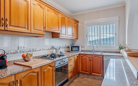 Vista Xalo: Cucina, Controsoffitto, Cabinetry, Legna, Pavimentazione, Apparecchio Major, Elettrodomestico Da Cucina, Interior Design, Casa, Pavimento