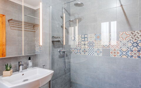 Vista Xalo: Pavimentazione, Idraulico Fixture, Pavimento, Interior Design, Piastrella, Bagno, Rubinetto, Idraulico, Soffitto, Lavello
