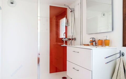 La Cabrette: Idraulico Fixture, Pavimentazione, Interior Design, Pavimento, Bagno, Mobiletto Del Bagno, Idraulico, Cabinetry, Porta, Lavandino Del Bagno