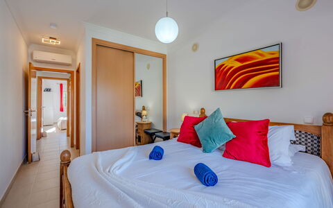 Encosta São José Escape: Mobilia, Appartamento, Interior Design, Casa, Pavimento, Pavimentazione, Soffitto, Camera Da Letto, Sedia, Letto