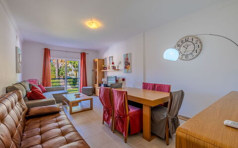 Encosta São José Escape: Mobilia, Pavimentazione, Interior Design, Pavimento, Camera, Soggiorno, Appartamento, Divano, Sedia, Soffitto