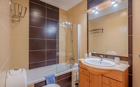 Encosta São José Escape: Bagno, Lavandino Del Bagno, Idraulico Fixture, Lavello, Interior Design, Pavimentazione, Pavimento, Rubinetto, Mobiletto Del Bagno, Specchio