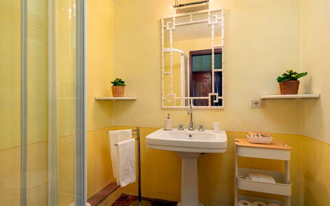 Villa Poggio Bellavista 8: Lavandino Del Bagno, Parete, Idraulico Fixture, Interior Design, Bagno, Lavello, Rubinetto, Idraulico, Illuminazione, Specchio