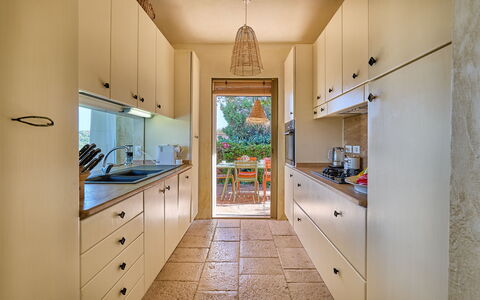 Villa Ananda 8: Controsoffitto, Cucina, Cabinetry, Elettrodomestico Da Cucina, Pavimentazione, Interior Design, Mobilia, Legna, Apparecchio Major, Pavimento