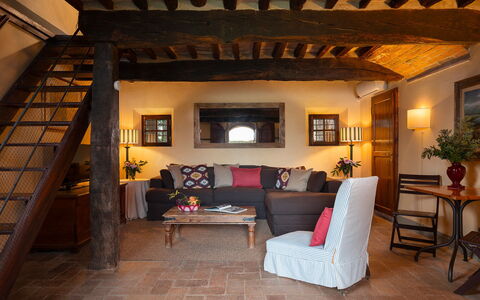 Villa del Poggio D'Oro 8: Mobilia, Interior Design, Parete, Pavimentazione, Legna, Divano, Pavimento, Soffitto, Soggiorno, Camera