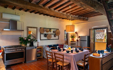 Villa del Poggio D'Oro 8: Mobilia, Parete, Interior Design, Pavimentazione, Legna, Casa, Illuminazione, Cucina, Tavolo, Sedia