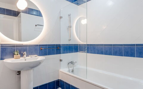 Puerta del Tenis: Blu, Bagno, Idraulico Fixture, Pavimentazione, Lavandino Del Bagno, Interior Design, Lavello, Pavimento, Idraulico, Piastrella