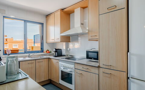 Puerta del Tenis: Cucina, Controsoffitto, Elettrodomestico Da Cucina, Apparecchio Major, Cabinetry, Lavandino Della Cucina, Cucina Stufa, Interior Design, Appartamento, Stufa