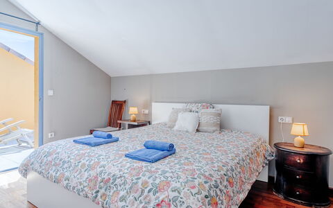 Puerta del Tenis: Letto, Interior Design, Mobilia, Camera Da Letto, Bedding, Lenzuolo, Soffitto, Pavimento, Biancheria, Pavimentazione