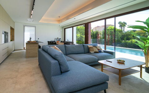 Abnorma: Mobilia, Divano, Interior Design, Soggiorno, Pavimentazione, Pavimento, Appartamento, Tavolo, Soffitto