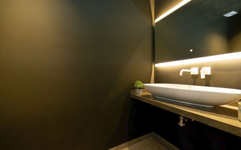 Abnorma: Interior Design, Illuminazione, Pavimentazione, Idraulico Fixture, Bagno, Idraulico, Soffitto, Lavandino Del Bagno, Lampada, Rubinetto