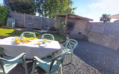 Au Coin des 3 Feux: Mobilia, Sedia, Mobili Da Esterno, Tavolo, Tavolo Esterno, Cucina & Sala Da Pranzo Tavolo, Tavolino Da Caffè, Flagstone, Shade, Giardino