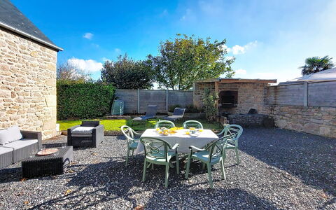 Au Coin des 3 Feux: Casa, Mobilia, Mobili Da Esterno, Sedia, Villetta, Flagstone, Tavolo Esterno, Giardino, Vaso Di Fiori, Cortile