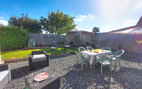 Au Coin des 3 Feux: Mobilia, Casa, Lotto, Giardino, Mobili Da Esterno, Flagstone, Sedia, Cortile, Landscaping, Vaso Di Fiori