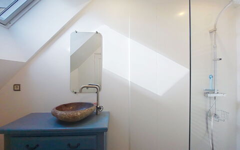 Au Coin des 3 Feux: Idraulico Fixture, Interior Design, Bagno, Rubinetto, Pavimentazione, Idraulico, Soffitto, Lampada, Pavimento, Illuminazione