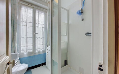 Saint Alexandre: Bagno, Idraulico Fixture, Pavimento, Pavimentazione, Interior Design, Idraulico, Porta, Camera, Appartamento, Specchio