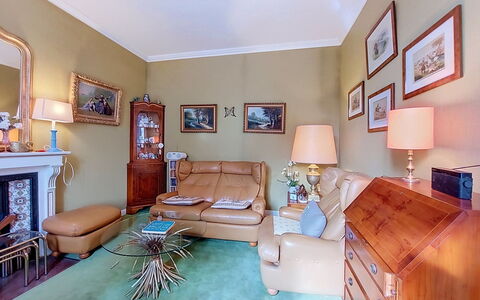 Saint Alexandre: Mobilia, Interior Design, Pavimentazione, Parete, Pavimento, Legna, Camera, Divano, Soggiorno, Soffitto