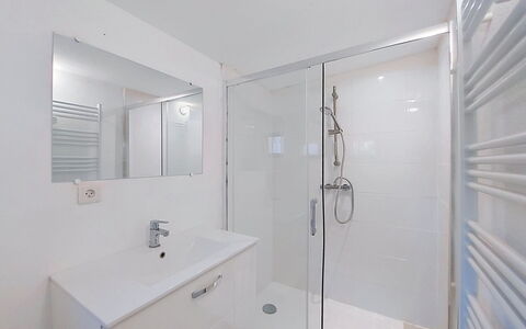 Tartoure: Bagno, Idraulico Fixture, Interior Design, Pavimentazione, Pavimento, Idraulico, Rubinetto, Lavandino Del Bagno, Soffitto, Specchio