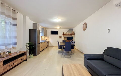 Martina: Mobilia, Interior Design, Pavimentazione, Divano, Pavimento, Legna, Soffitto, Camera, Soggiorno, Pavimento In Legno
