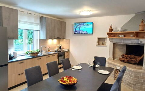 Martina: Mobilia, Interior Design, Cucina, Pavimentazione, Controsoffitto, Sedia, Legna, Soffitto, Cucina & Sala Da Pranzo Tavolo, Tavolo