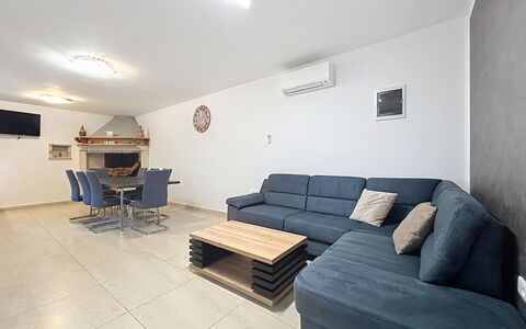 Martina: Mobilia, Pavimentazione, Interior Design, Divano, Pavimento, Legna, Soffitto, Soggiorno, Camera, Appartamento