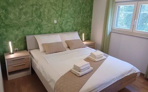 Martina: Mobilia, Letto, Interior Design, Parete, Camera Da Letto, Pavimento, Pavimentazione, Legna, Camera, Lenzuolo