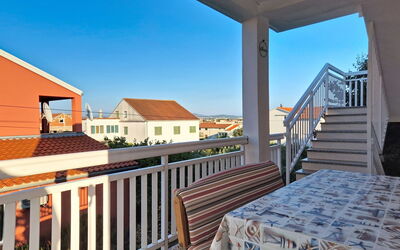 Vodice 603: Zona Residenziale, Casa, Casa, Tetto, Appartamento, Balcone, Estate, Sobborgo, Portico, Villa