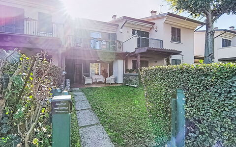 Casa Prais: Zona Residenziale, Arbusto, Casa, Casa, Giardino, Prato, Estate, Hedge, Landscaping, Sobborgo