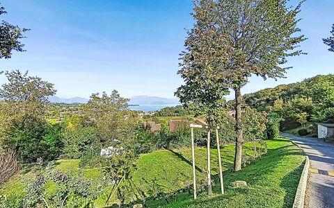 Casa Prais: Foglia, Vegetazione, Arbusto, Primavera, Woody Impianto, Giardino, Hedge, Landscaping, Piantagione, Sempreverde