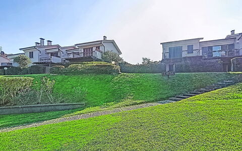 Casa Prais: Erba, Paesaggio, Zona Residenziale, Lotto, Prato, Giardino, Estate, Cortile, Landscaping
