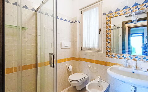 Casa Prais: Pavimentazione, Interior Design, Pavimento, Soffitto, Idraulico Fixture, Camera, Bagno, Piastrella, Idraulico