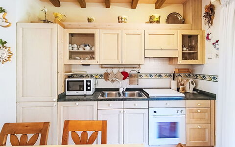 Casa Prais: Mobilia, Cucina, Interior Design, Elettrodomestico Da Cucina, Controsoffitto, Cabinetry, Pavimentazione, Legna, Apparecchio Major, Camera