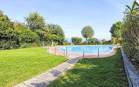 Casa Prais: Blu, Piscina, Giardino, Prato, Landscaping, Parco