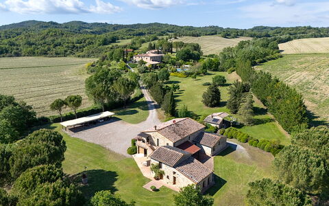 Tuscan Hamlet Relais Piettorri: Erba, Plain, Pascolo, Paesaggio, Casa, Estate, Casa, Lotto, Area Rurale