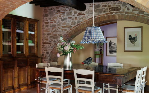 Tuscan Hamlet Relais Piettorri: Mobilia, Interior Design, Sedia, Tavolo, Pavimentazione, Sala Da Pranzo, Legna, Cucina & Sala Da Pranzo Tavolo, Soffitto, Pavimento