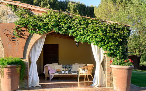 Tuscan Hamlet Relais Piettorri: Giardino, Shade, Vaso Di Fiori, Struttura Esterna, Hacienda, Cortile, Mobili Da Esterno, Pianta Della Casa, Pergola, Backyard
