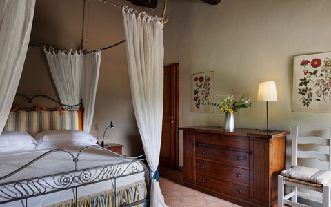 Tuscan Hamlet Relais Piettorri: Mobilia, Interior Design, Camera Da Letto, Letto, Legna, Pavimentazione, Biancheria, Pavimento, Camera, Tavolo