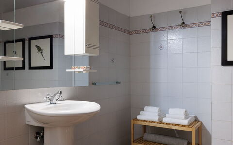 Tuscan Hamlet Relais Piettorri: Bagno, Idraulico Fixture, Lavandino Del Bagno, Parete, Interior Design, Lavello, Pavimentazione, Rubinetto, Pavimento, Idraulico
