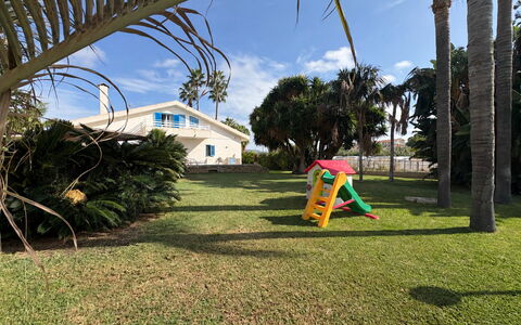 Villa le Palme, Marina di Ragusa: Shade, Prato, Giardino, Estate, Landscaping, Ricorrere, Hacienda, Cortile