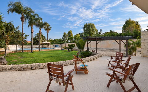 Villa le Palme, Marina di Ragusa: Albero, Ricorrere, Shade, Mobili Da Esterno, Landscaping, Piscina, Eco Hotel, Hacienda, Ombrello