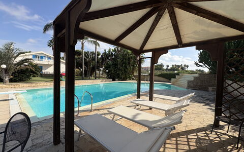 Villa le Palme, Marina di Ragusa: Piscina, Ricorrere, Shade, Gazebo, Materiale Composito, Struttura Esterna, Eco Hotel, Tempo Libero, Padiglione, Mobili Da Esterno