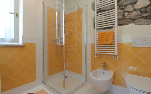 Casa Mis: Pavimentazione, Pavimento, Interior Design, Idraulico Fixture, Parete, Bagno, Piastrella, Idraulico, Rubinetto, Soffitto