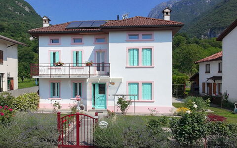 Casa Mis: Casa, Casa, Zona Residenziale, Porta, Insediamento Umano, Villetta, Catena Montuosa, Balcone, Estate, Valle